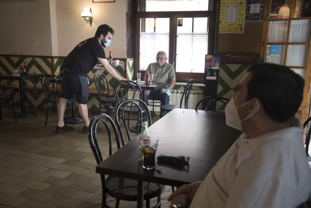 Els bars de Moià habiliten els interiors per evitar el contacte entre els clients