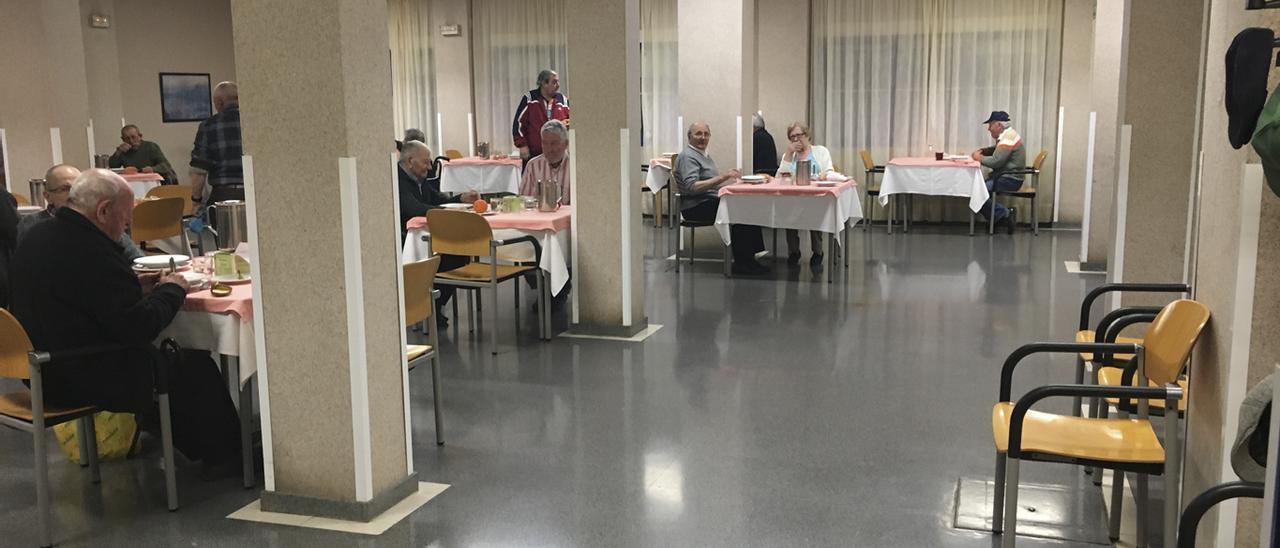 Usuarios de la Residencia Mixta Los Valles de Benavente en el comedor durante la cena.