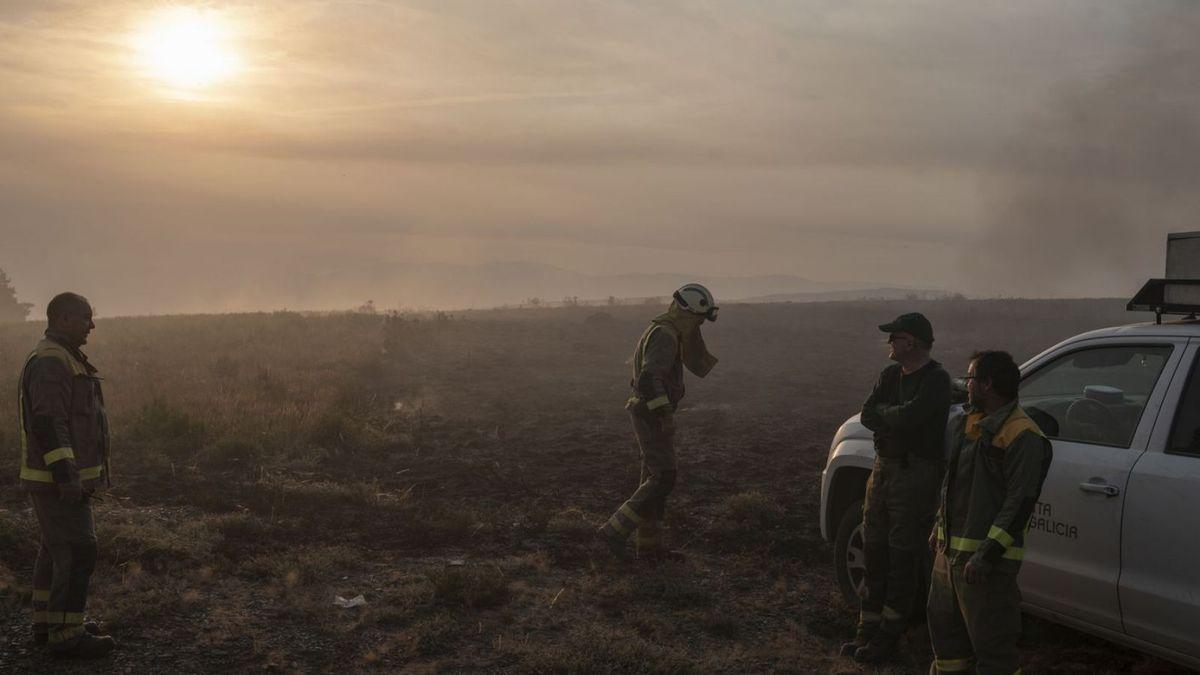 Profesionales de los servicios de extinción de incendios en el fuego de Carballeda.