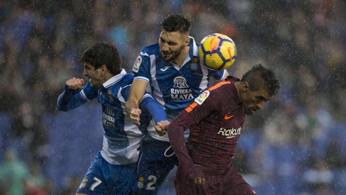 Marc Navarro disputa un balón aéreo con Paulinho en el último Espanyol - Barça