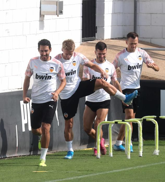 Anil Murthy, atento al entrenamiento del Valencia