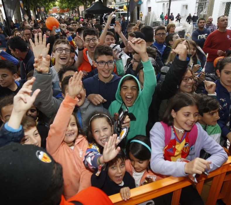 Zaza y Rodrigo con los aficionados en Requena