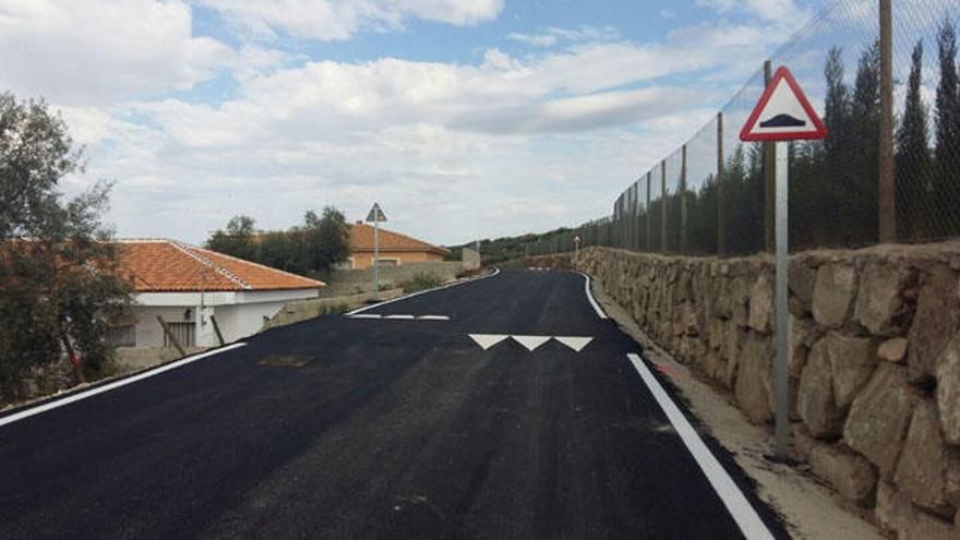 La carretera se encuentra junto a la urbanización Los Padrillos.