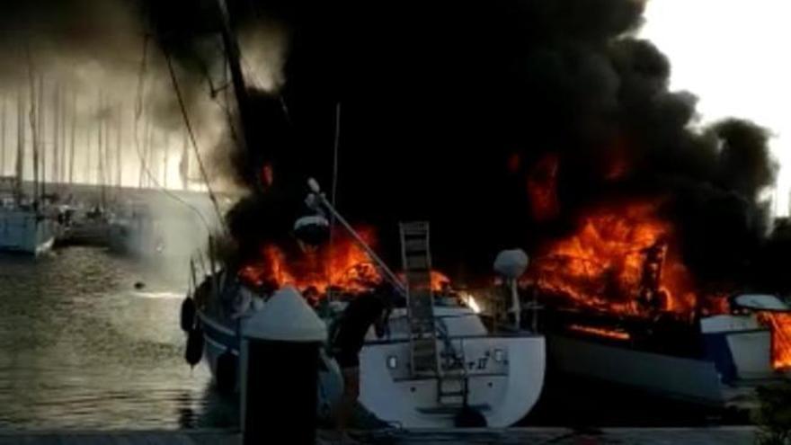 Incendio de dos embarcaciones en el Puerto de València