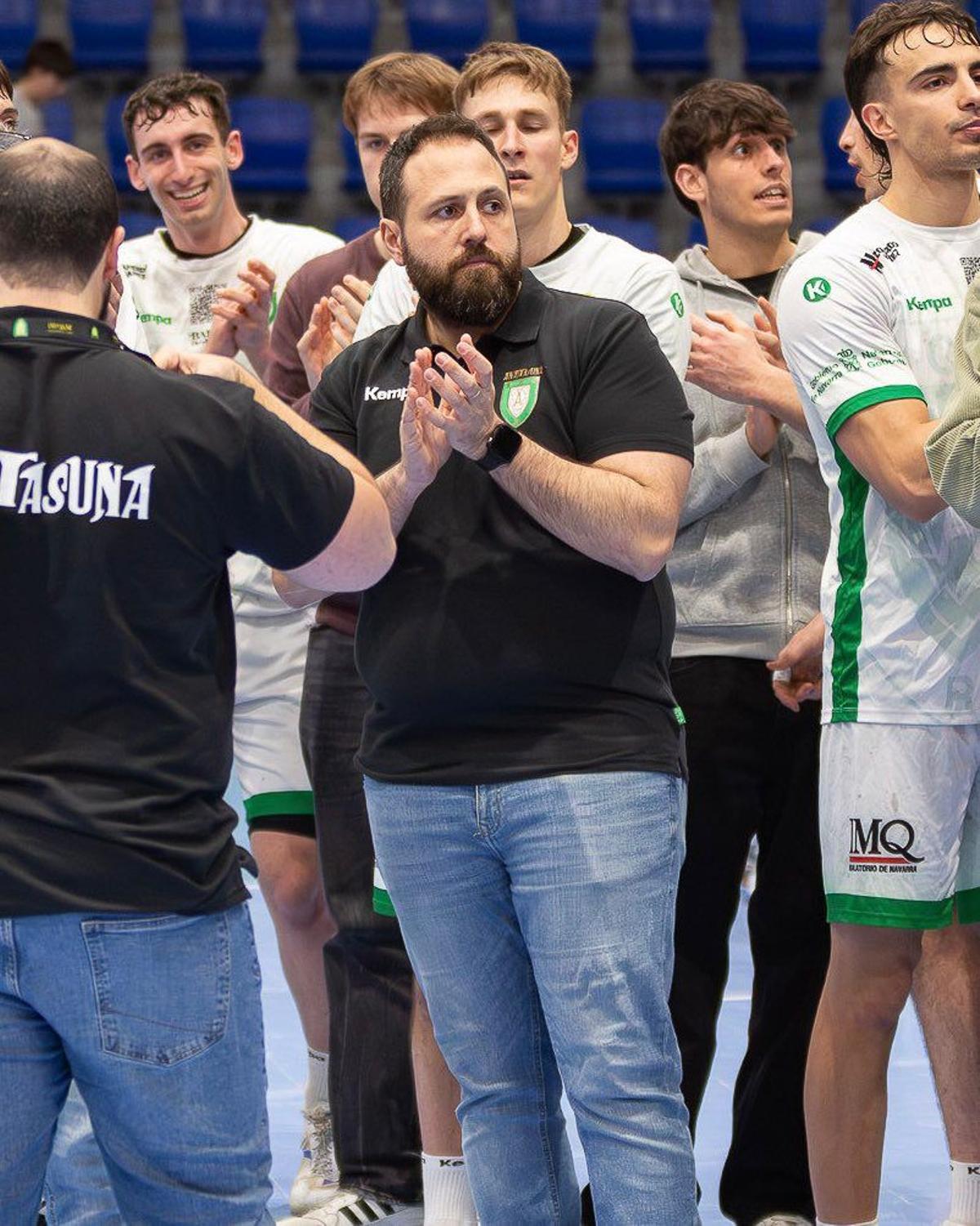 Moyano aplaude a la afición al término de un encuentro de esta temporada.