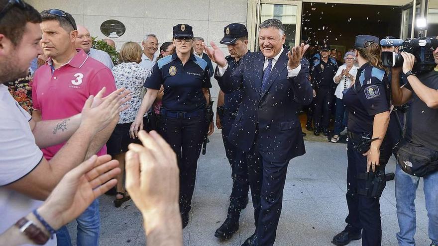 Los opositores al pacto lanzaron arroz a Telmo Martín y a Gonzalo Pita a la salida del pleno, mientras sus afines les aplaudían. // Gustavo Santos