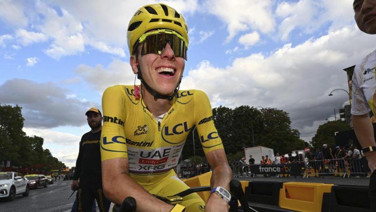 Pogacar, davant de Van der Poel, en l’última etapa del Tour.