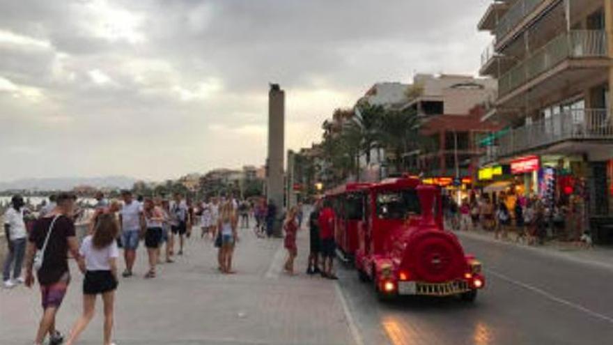 Der Touristenzug fährt die Playa de Palma auf und ab.