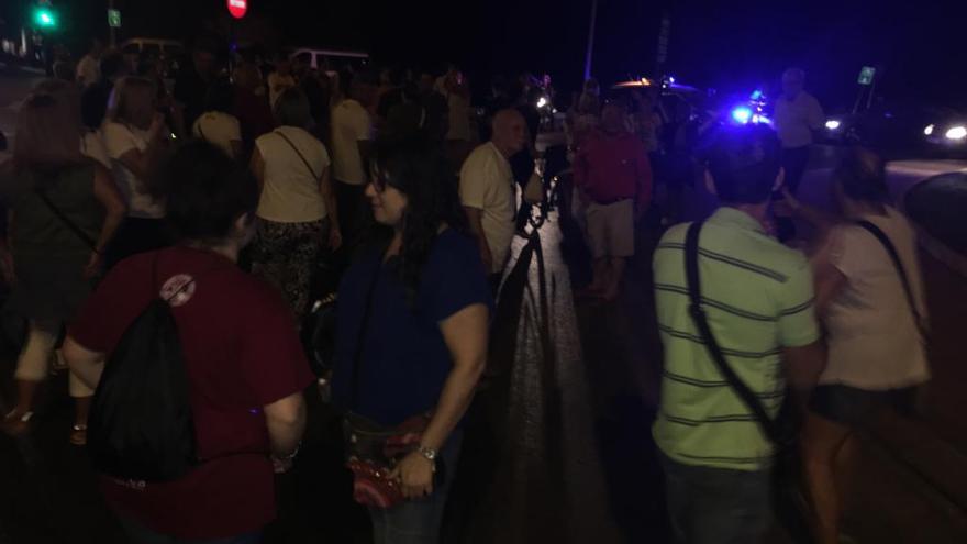 Manifestantes, en la redonda próxima a la salida de la autovía El Carmen - Alcantarilla