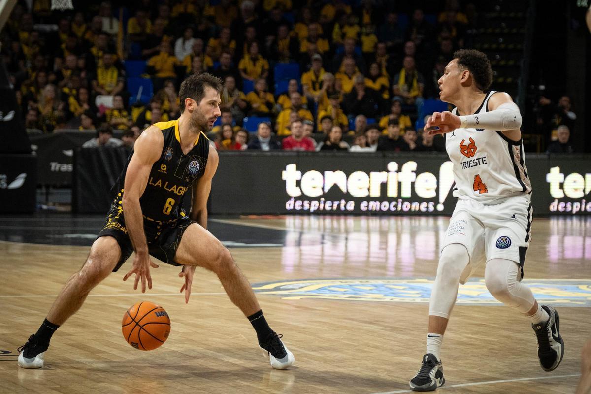 Bruno Fitipaldo bota ante Ross en el Canarias-Trieste de la primera vuelta.