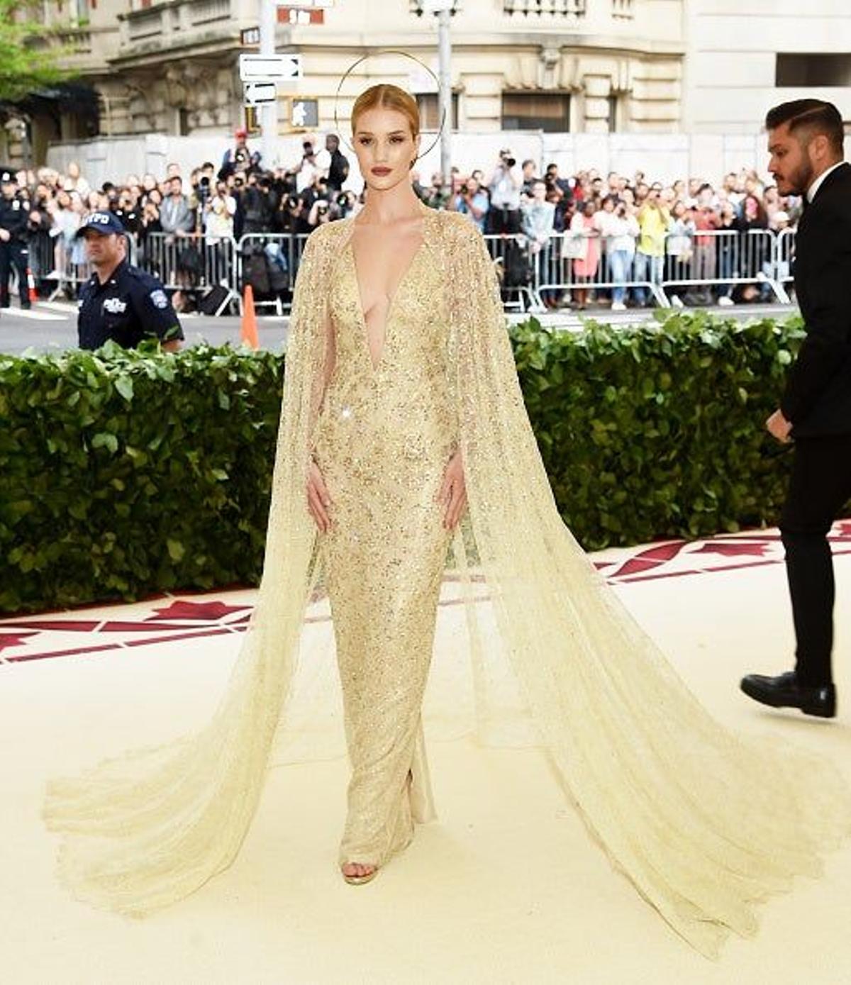 Rosie Huntington-Whiteley, a lo escultura angelical en la Gala Met