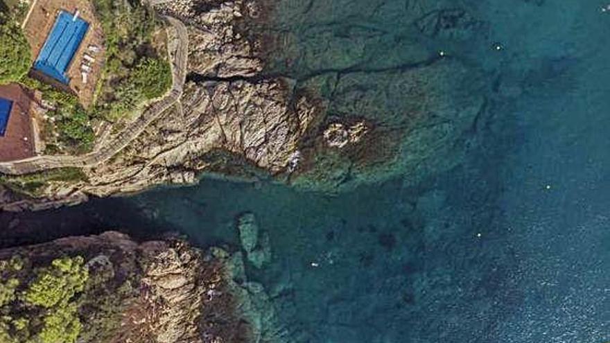 Fons submarí desèrtic a la Costa Brava, en una perspectiva aconseguida des de l&#039;aire.