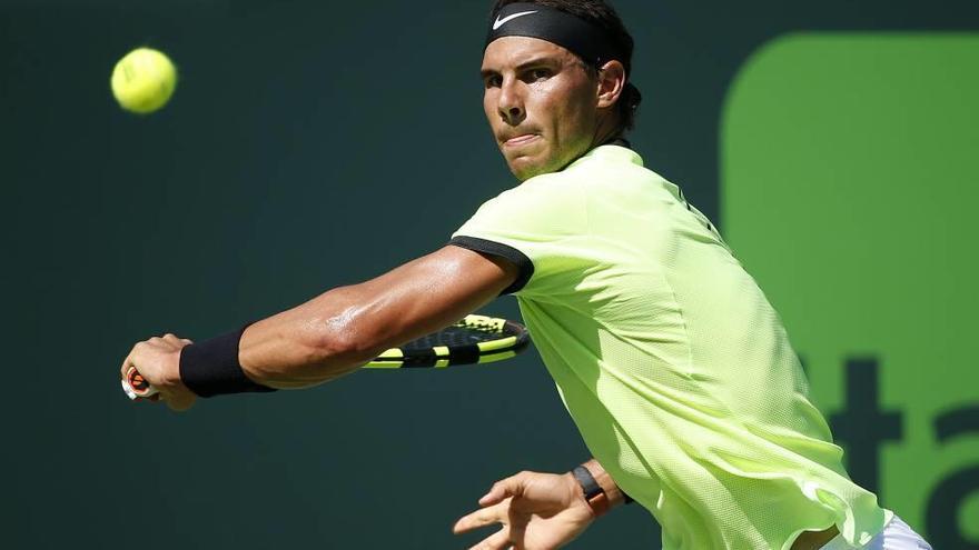 Nadal golpea a la pelota en su partido de octavos de final ante el francés Mahut.