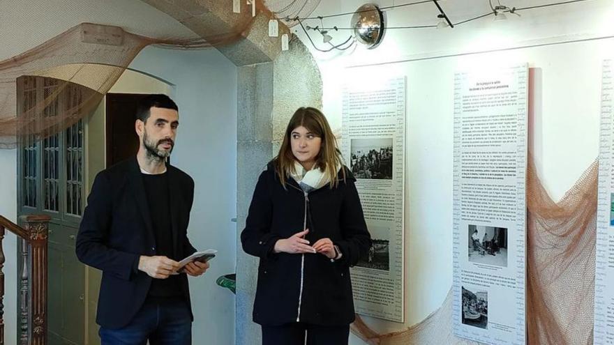 L’alcalde de l’Escala i Aïda Sánchez a l’exposició, dissabte passat. | AJ. L’ESCALA