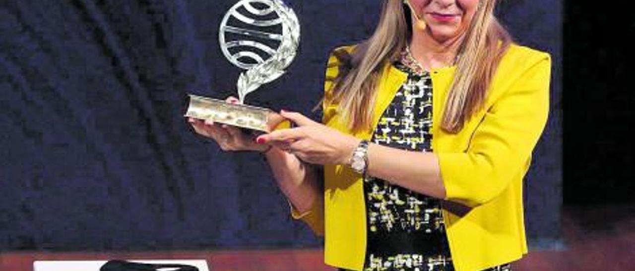 Sáenz de Urturi con el Premio Planeta.