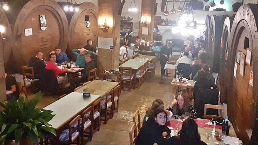 El interior del celler de Can Ripoll, con el aforo completo.