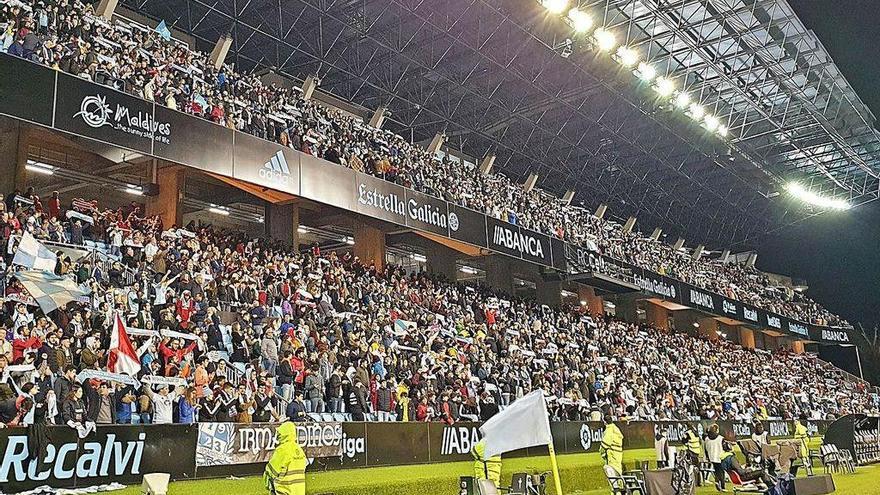 Aficionados en la grada de Río, en el estadio de Balaídos, durante un partido del Celta.