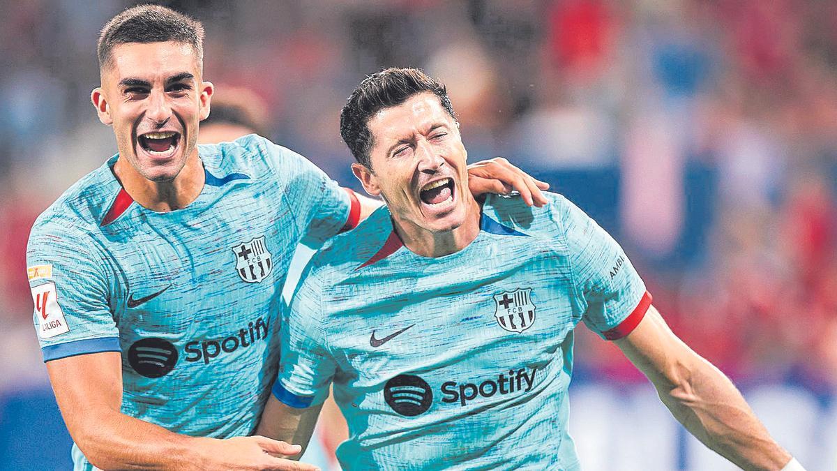 Ferran Torres y Lewandowski celebran el gol de polaco de penalti, que da el triunfo al Barça en Pamplona ante Osasuna (1-2)