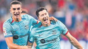 Ferran Torres y Lewandowski celebran el gol de polaco de penalti, que da el triunfo al Barça en Pamplona ante Osasuna (1-2)