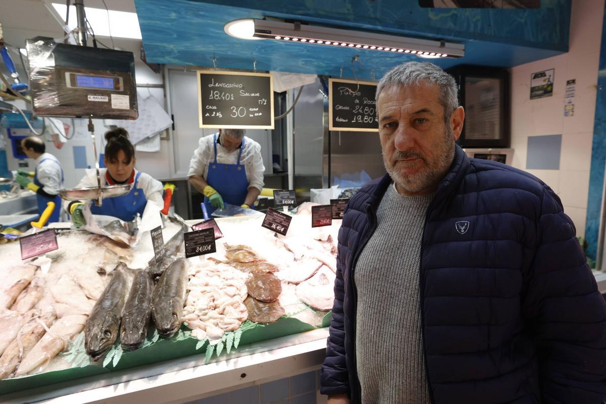 Avilés. Reportaje en pescaderías del mercado por la repercusión de la huelga de pescadores