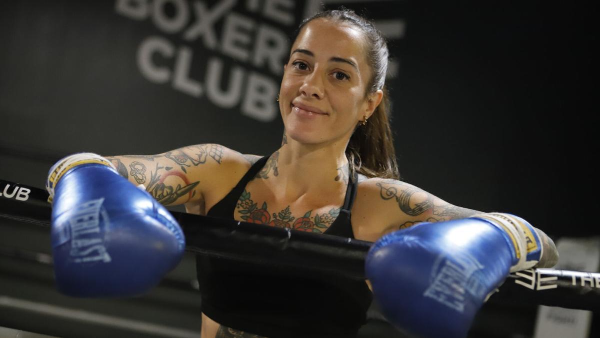 Cristina Navarro posa antes de una sesión de entrenamiento en The Boxer Club, en Zaragoza.
