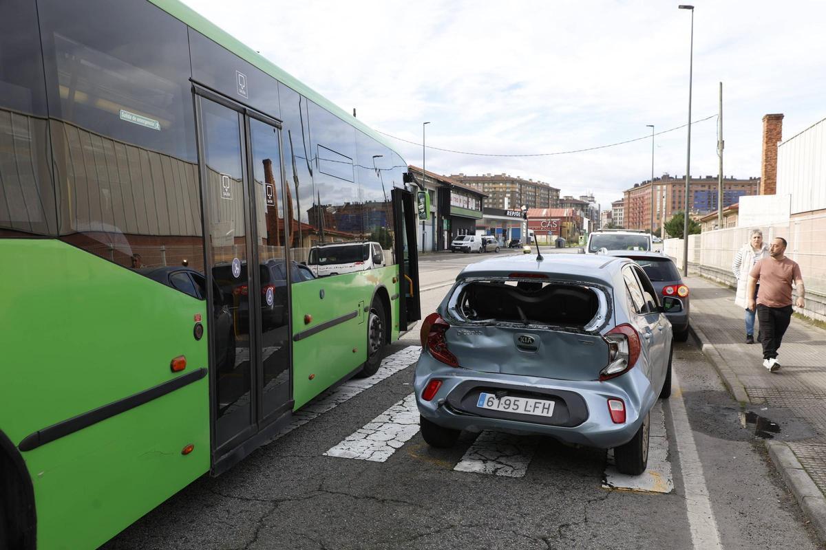 EN IMÁGENES: Impactante accidente entre un coche y un autobús en la entrada de Avilés