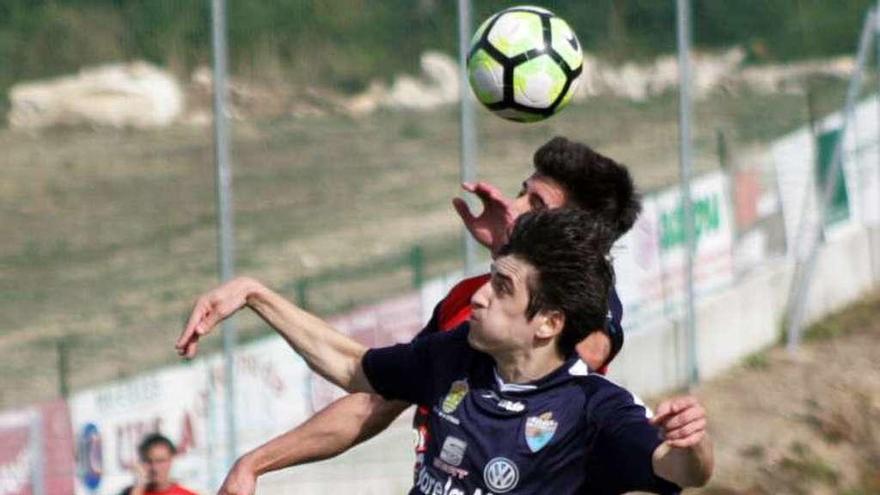 Matelo disputa un balón en un partido del Estudiantil. // Bernabé/Luismy