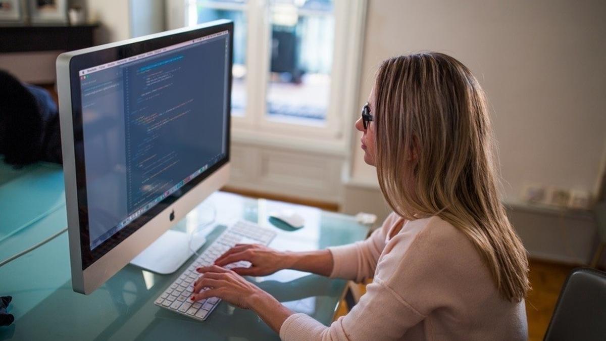 Una mujer frente a un ordenador.