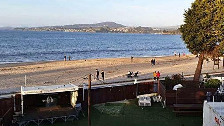 Personas, ayer, en la playa de Gandarío.