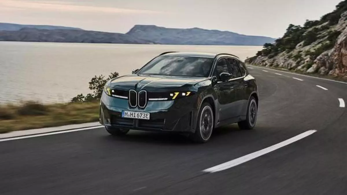 El BMW iX3 sube hasta los 670 CV para volar de 0 a 100 km/h en 3,9 segundos