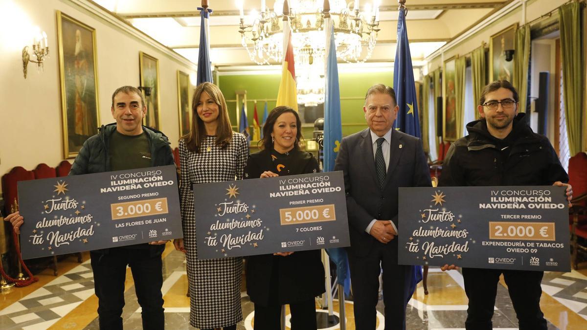 Por la izquierda, Juan Fernández, de Flores Juan, la concejala Leticia González, Laura Mallada de 7 Colores, el Alcalde Canteli e Iván García, del estanco nº9 de Vallobín, con los cheques de sus premios.