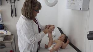 Una pediatra en consulta.