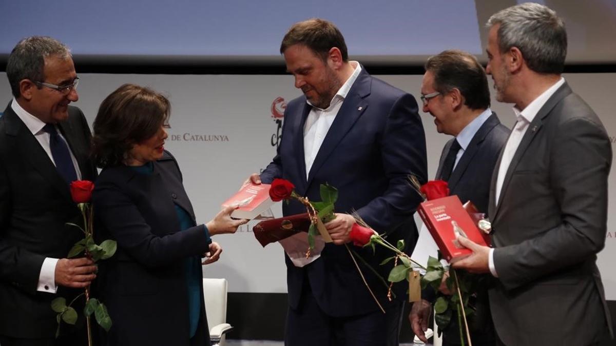 De izquierda a derecha, Patrici Tixis, Soraya Sáenz de Santamaría, Oriol Junqueras, Jaume Giró y Jaume Collboni, en el acto a favor de la candidatura de Sant Jordi como patrimonio inmaterial de la humanidad celebrado en el CaixaForum.