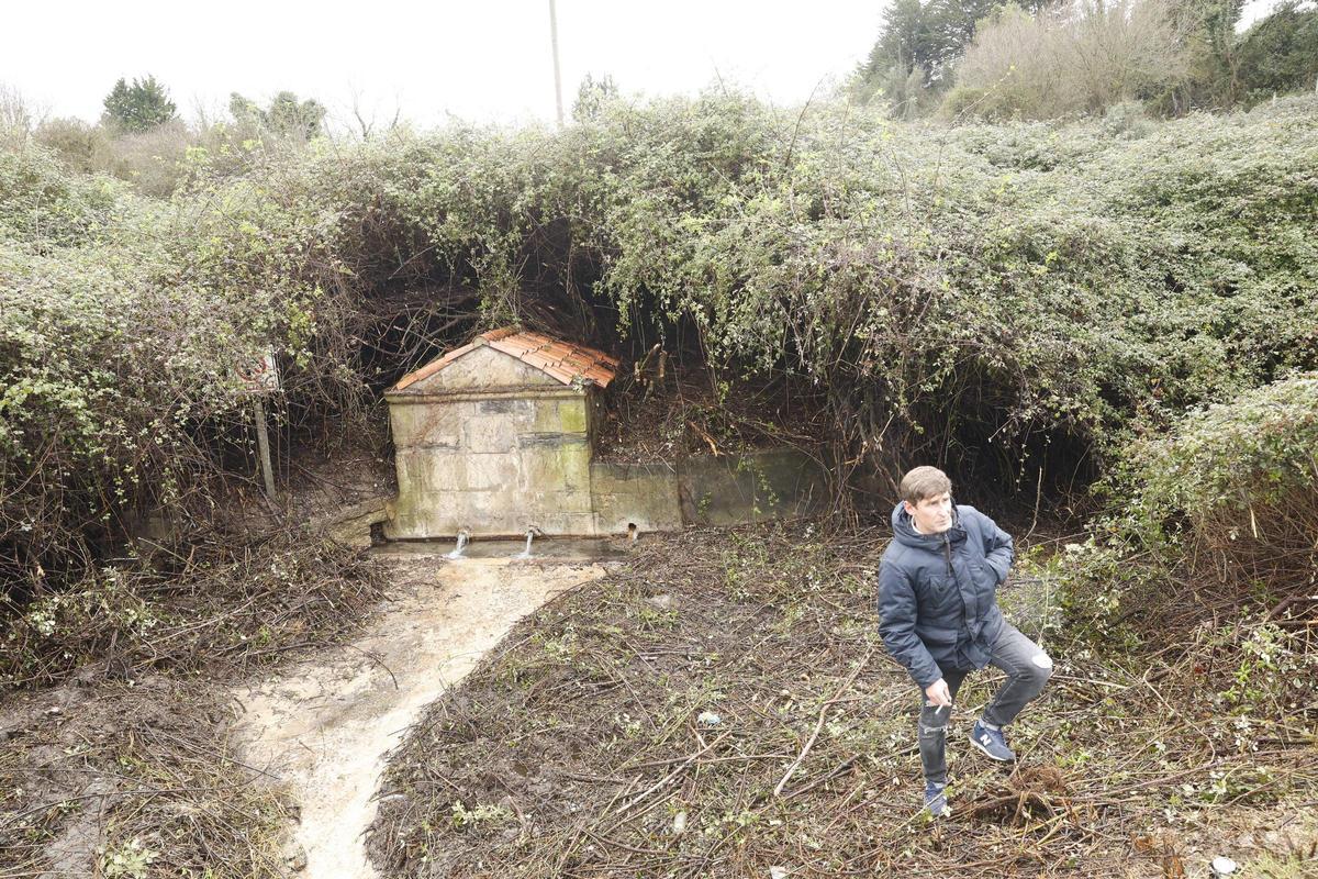 La histórica fuente de Contrueces, en Gijón, de nuevo a la vista gracias al trabajo e iniciativa de los vecinos (en imágenes)