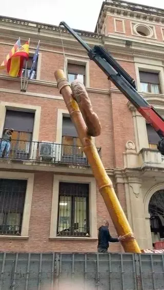 El Rollo y Caña gigante de la Diputación de Castellón, un icono de la Magdalena que triunfa