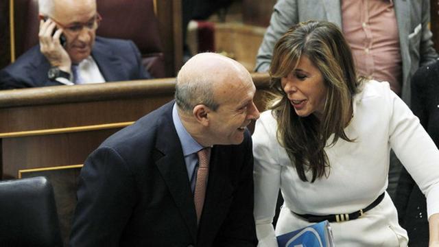 Wert conversa con Sánchez-Camacho ante el diputado de CiU, Josep Antoni Duran Lleida, este miércoles, en el Congreso.
