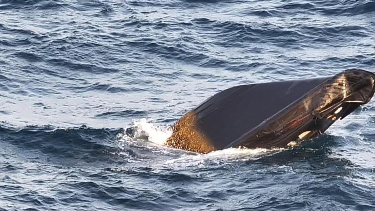 Lancha semirrígida frente a la costa de Güímar