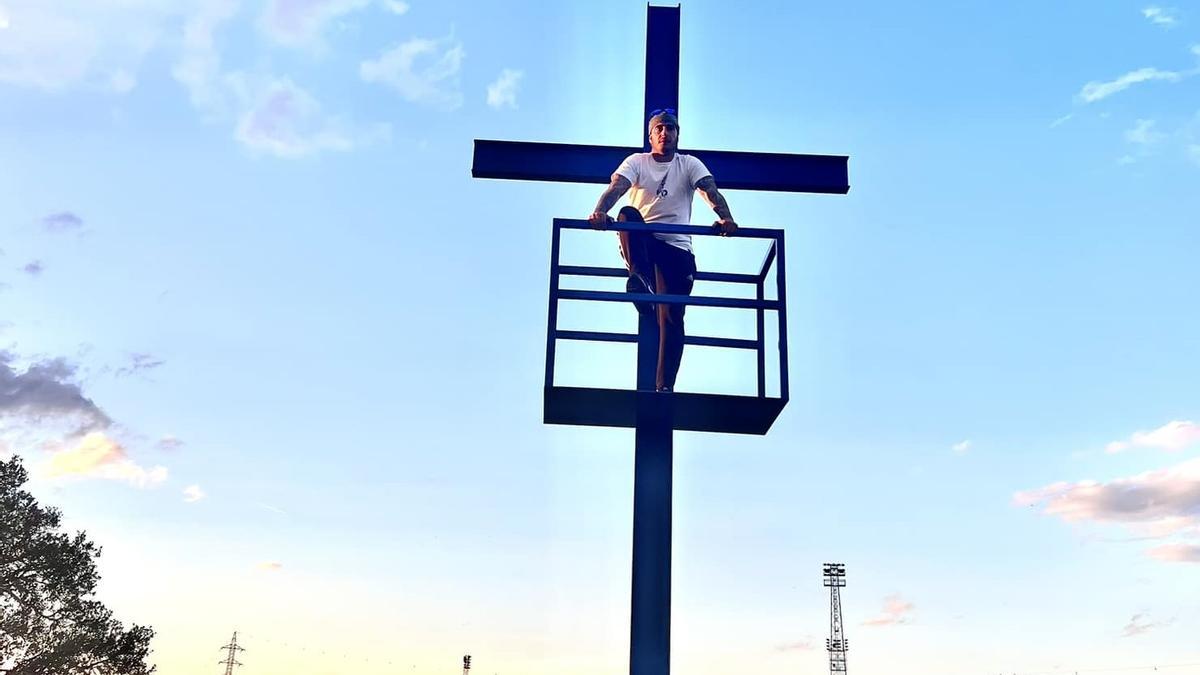 David Pravos, en la cruz que ha construido para su huelga de hambre en el entorno de la presa de Valdecaballeros.