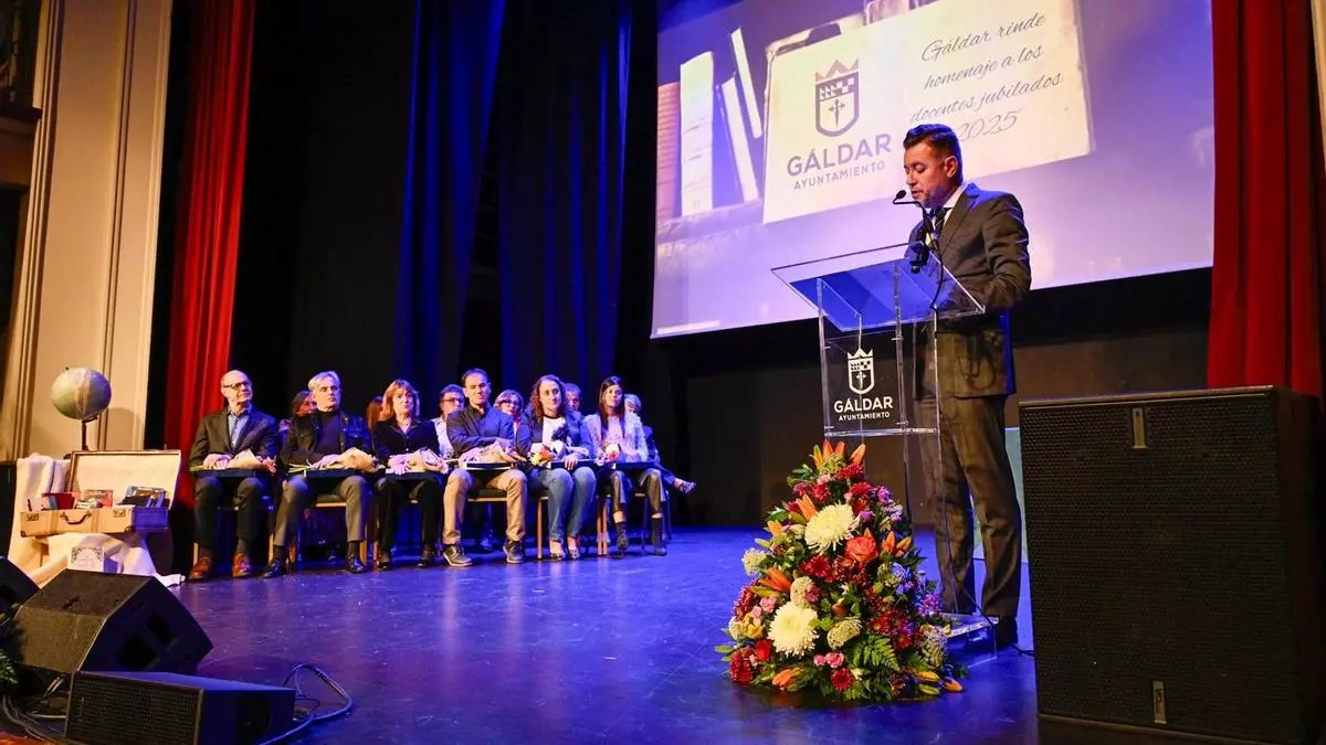 Gáldar homenajea a sus maestros
