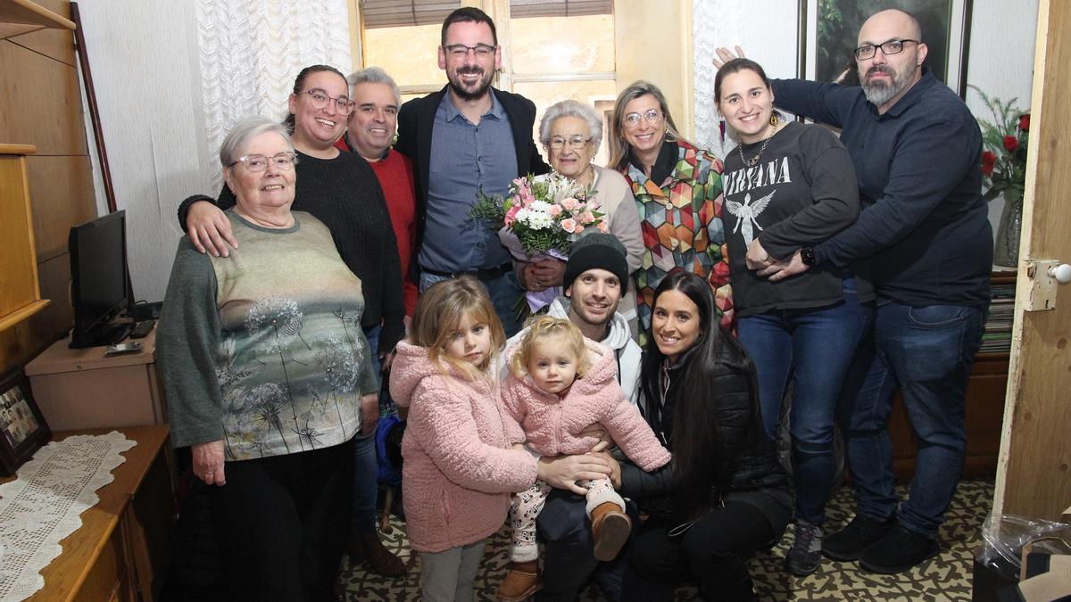 Un moment de la visita de l'alcalde i la regidora de Ciutat de Cuida a l'àvia centenària i la seva família.