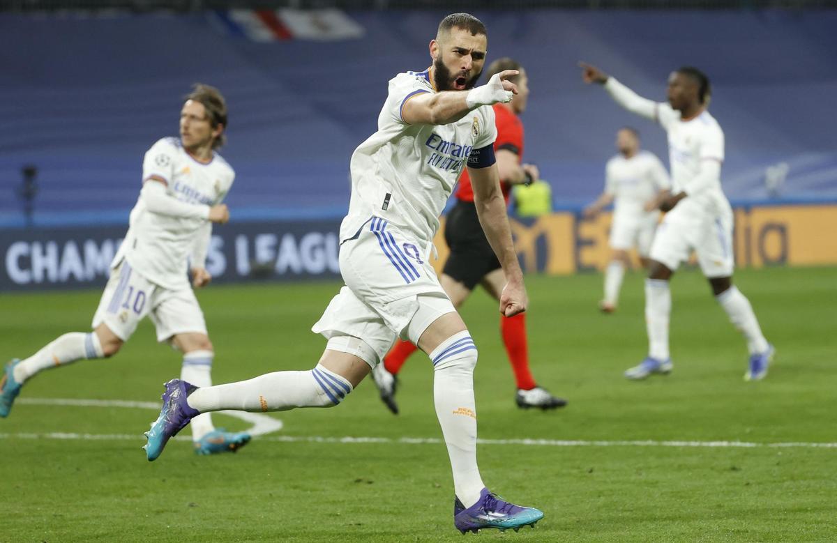 MADRID, 09/03/2022.- El delantero del Real Madrid Karim Benzemá celebra tras marcar ante el París Saint Germain, durante el partido de vuelta de los octavos de final de la Liga de Campeones que disputan hoy miércoles en el estadio Santiago Bernabéu. EFE/Juanjo Martín