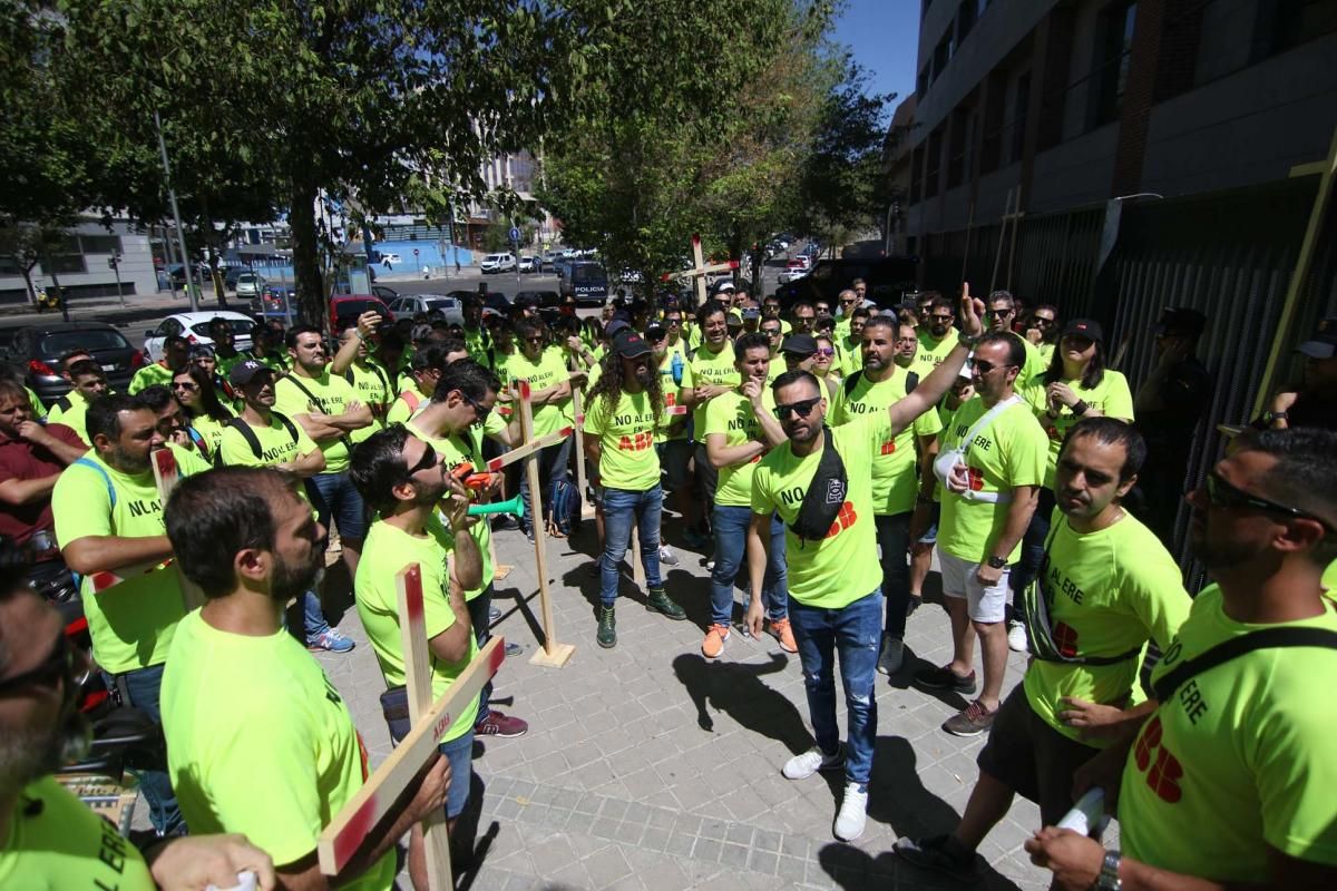 200 trabajadores de ABB Córdoba se manifiestan en la sede de Madrid