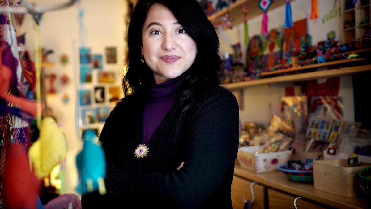 Daniela Flores en su tienda de artesanía de México, Enraizarte.
