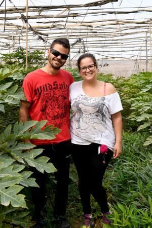 Dos jóvenes agricultores que cultivan, procesan y