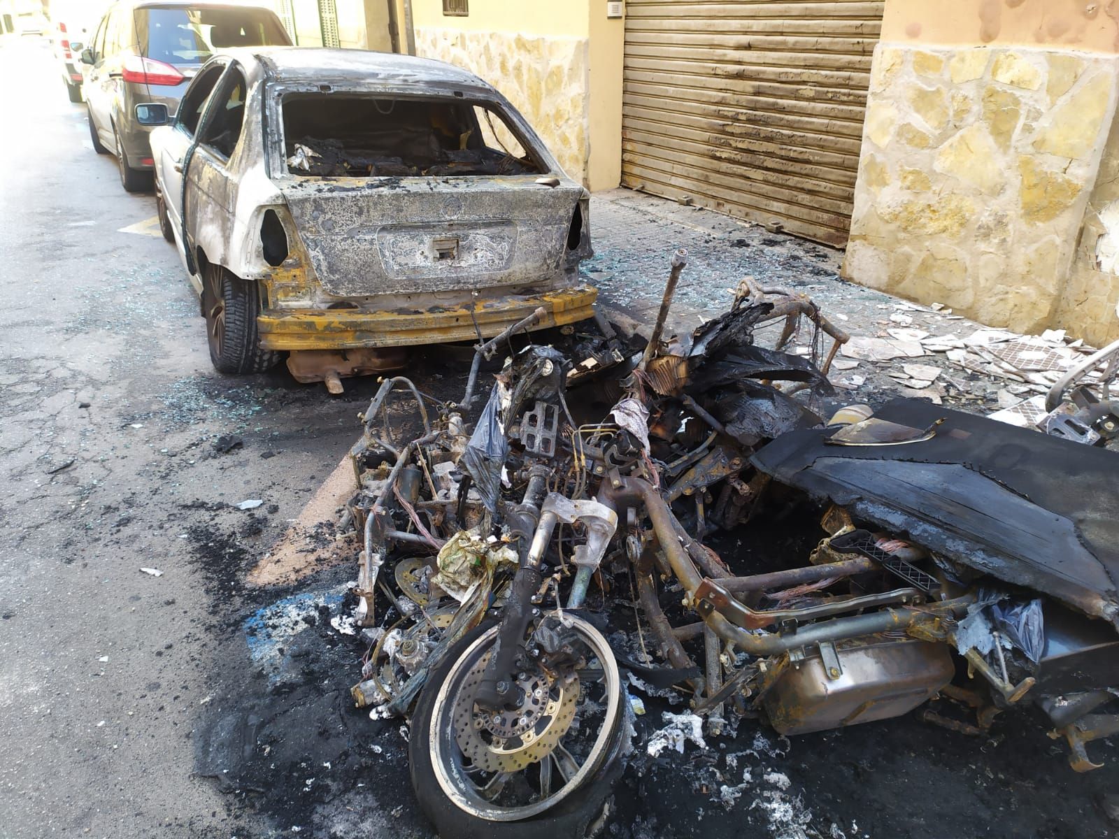 Un incendio intencionado destruye dos motos y un coche de madrugada en Palma