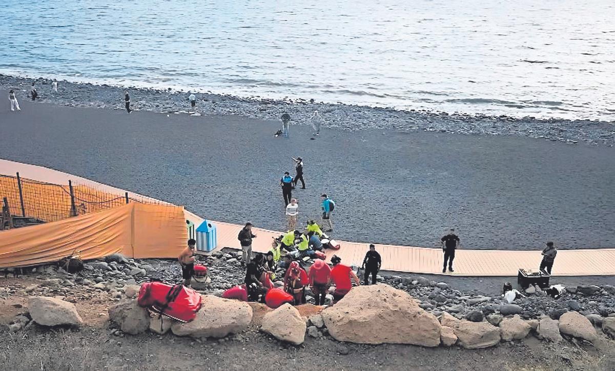 Los equipos de emergencia atienden a los ocupantes del parapente que se desplomó el 6 de marzo de 2026 cuando aterrizaba en la playa de La Enramada, en Adeje.