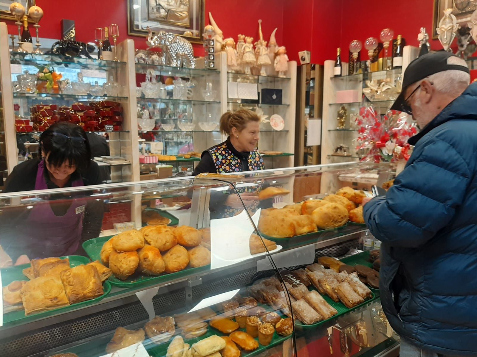 La Pola enciende les Comadres en los hornos de sus obradores