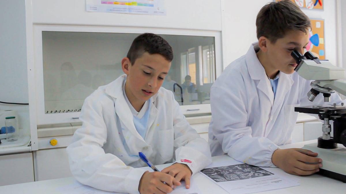 El colegio cuenta con laboratorio.