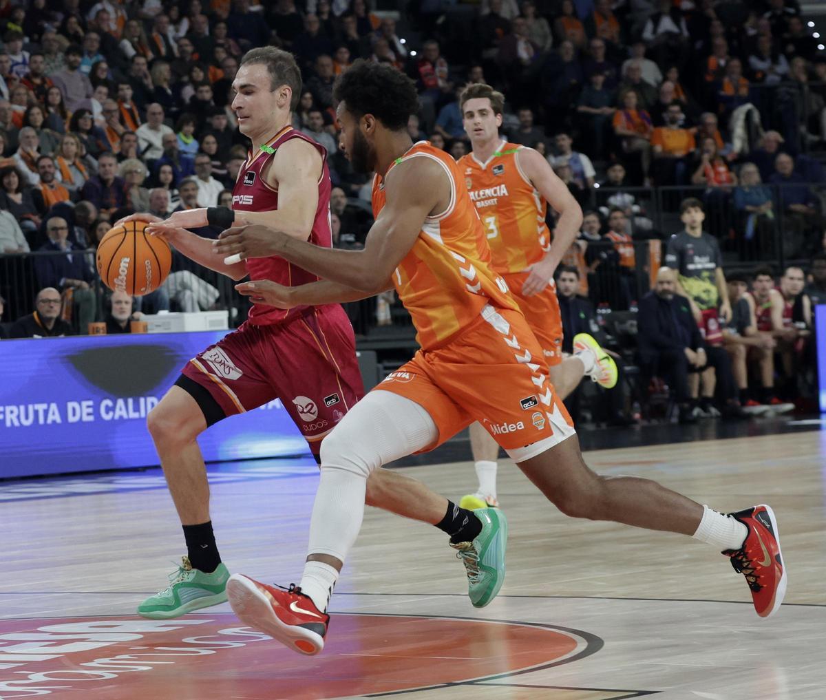 Millán Jiménez intenta fugir de l'escomesa de Braxton Key