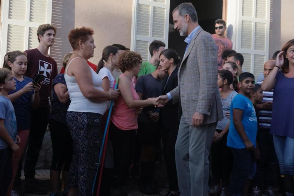 Los Reyes visitan a los afectados por las riadas en Mallorca